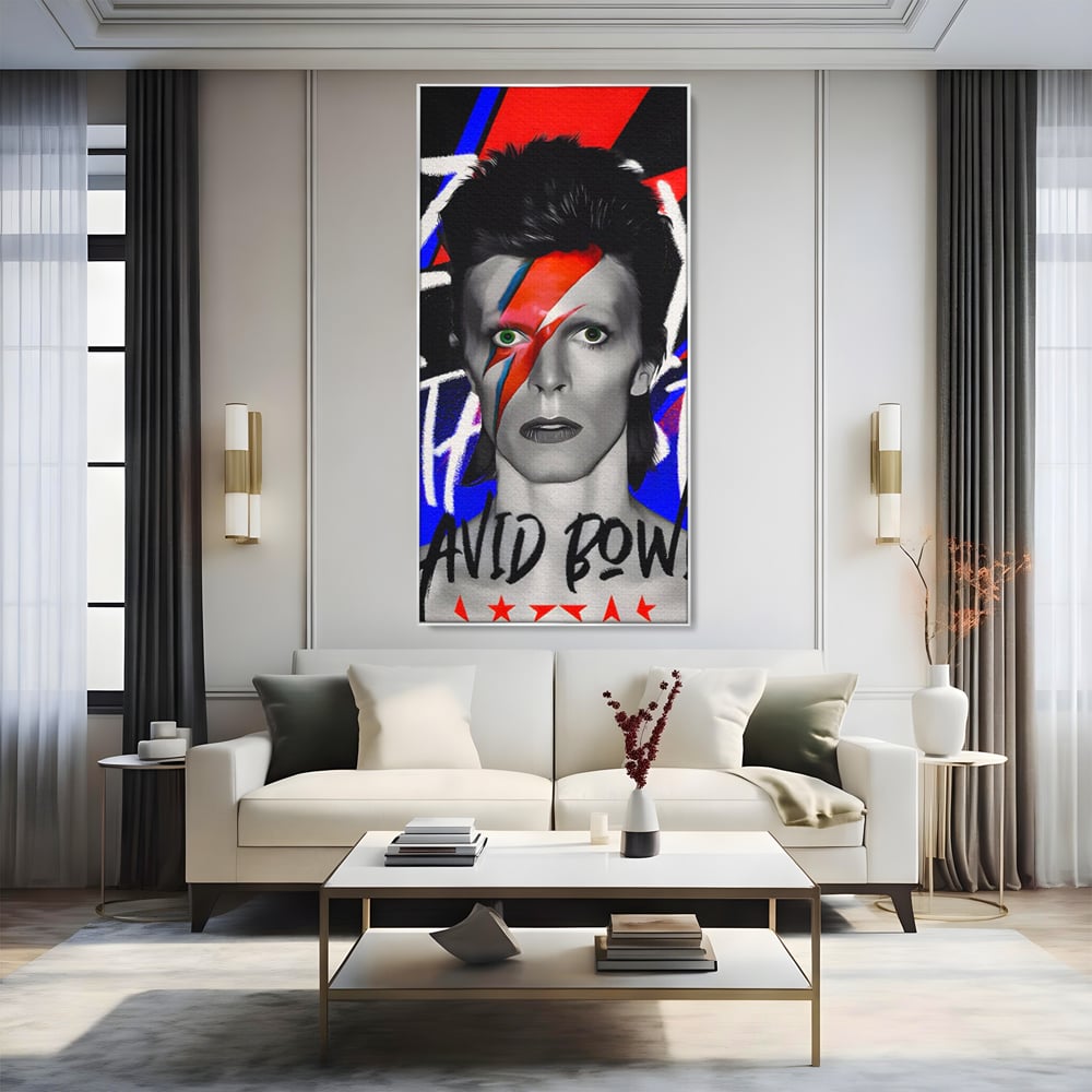 Tablou canvas cu tablou portret david bowie cu fulger, in rama de aluminiu argintiu, pe perete intr-un living